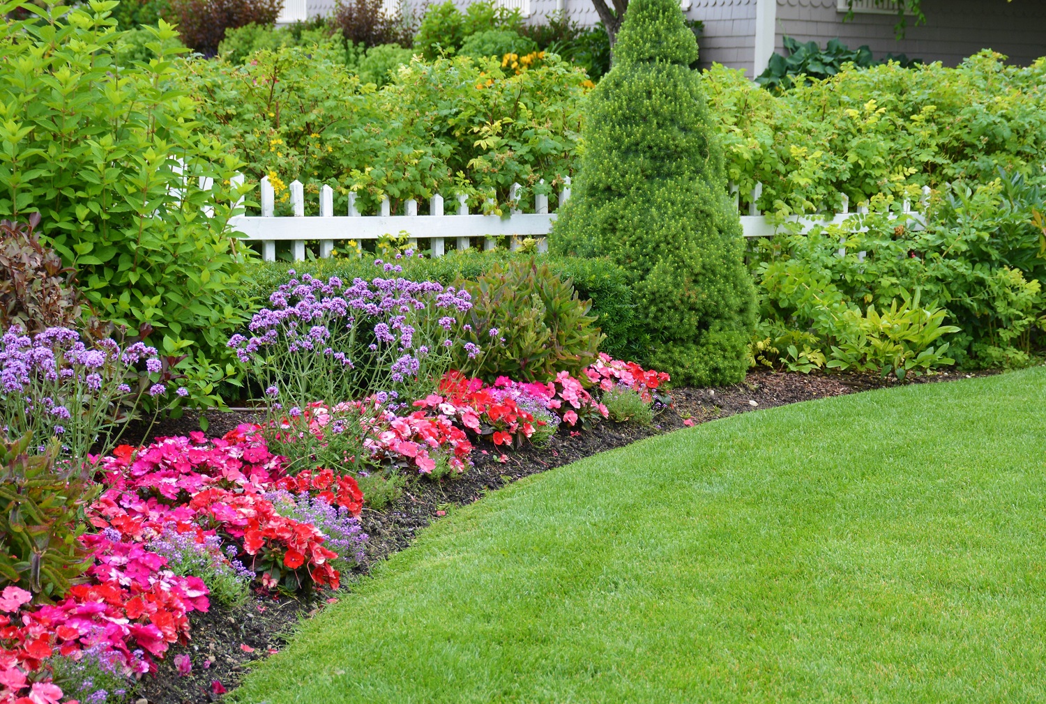 A,Lovely,Garden,Border,Around,A,Neatly,Manicured,Lawn.